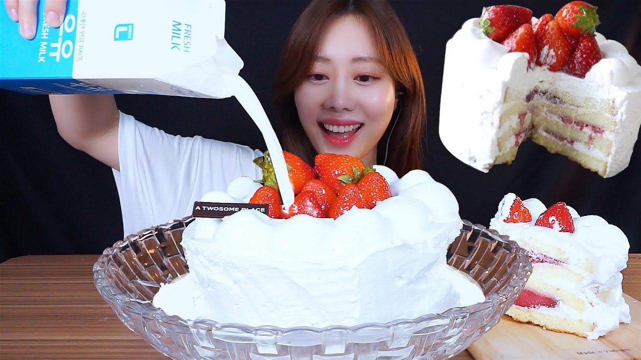 ASMR 투썸 딸기 생크림 케이크 우유에 말아먹기 ( pouring milk on cake mukbang eating show )