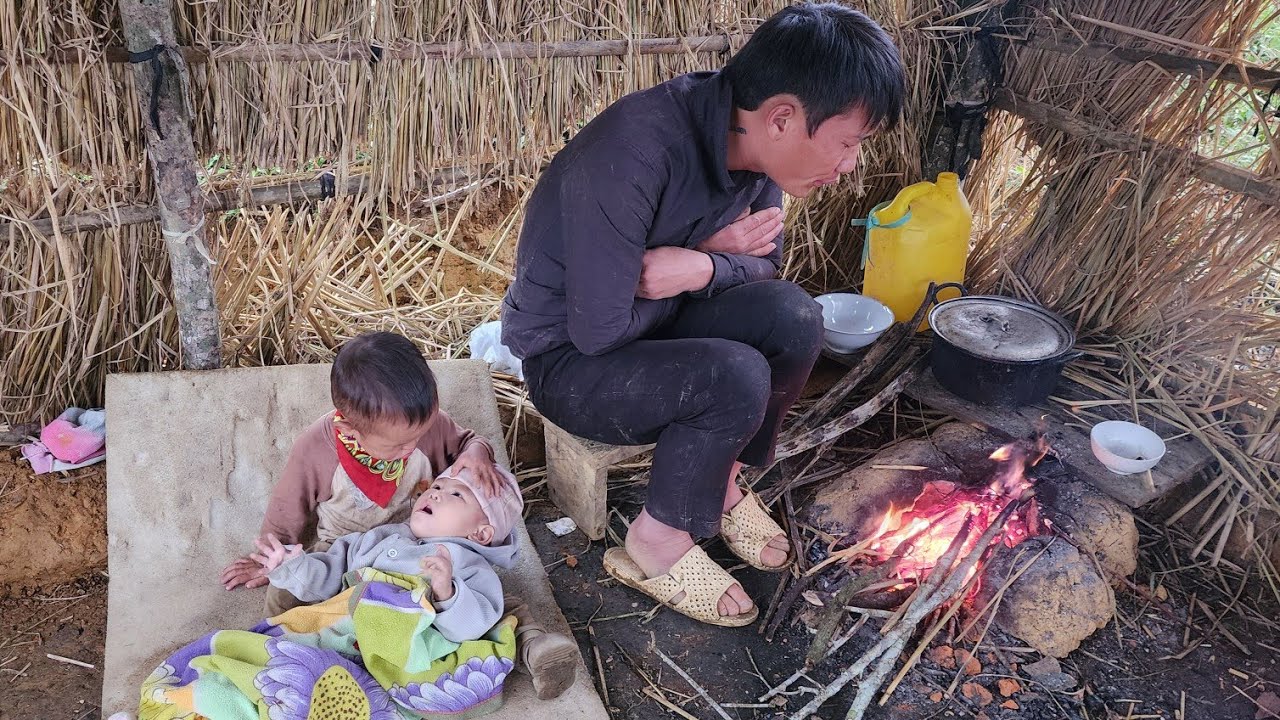 Dad sells banana flowers to earn money to buy rice to cook porridge for his two children - Lý Khang