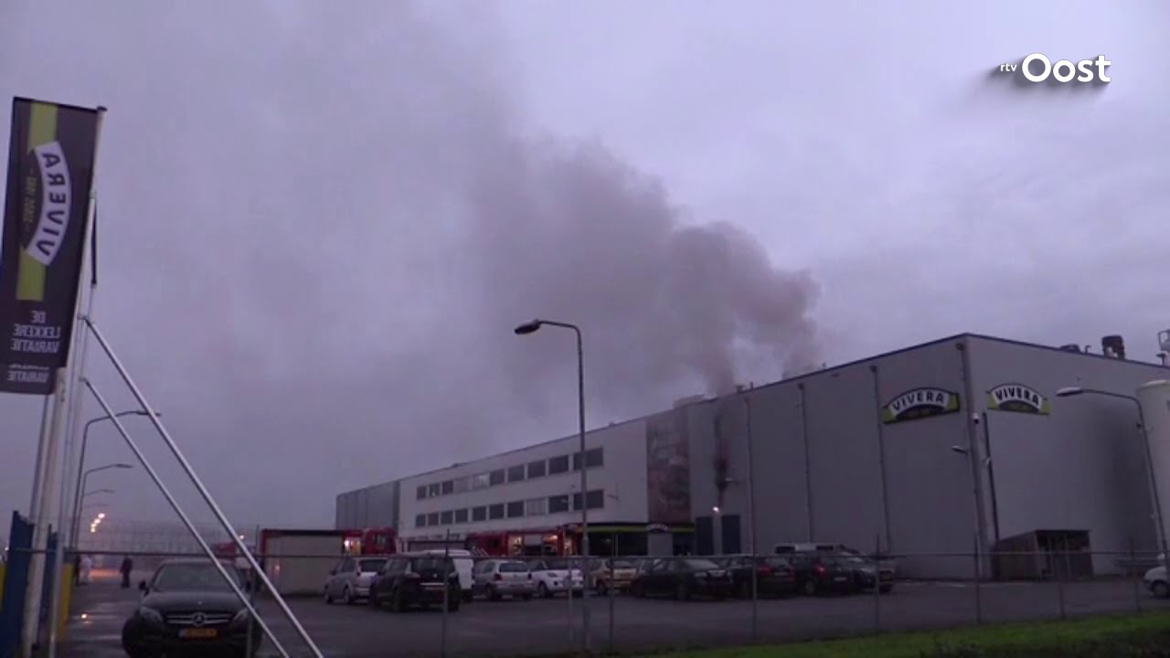 Brand bij bedrijf in Holten, personeel staat buiten (UPDATE)