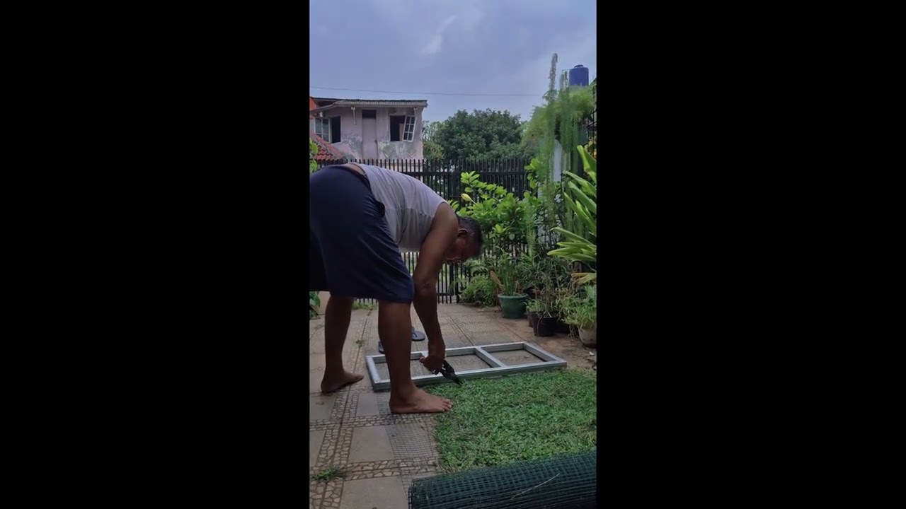 Membuat Penghalang Hewan Masuk Di Pintu