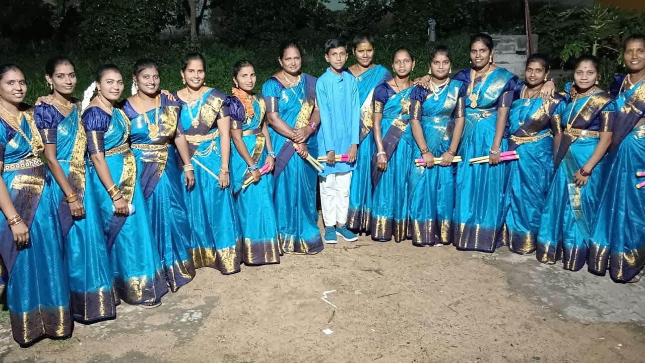 Ennienniyallo Pula jallu kolatam song gowri parameshwara  group saripalli (V) pH no - 9052425754