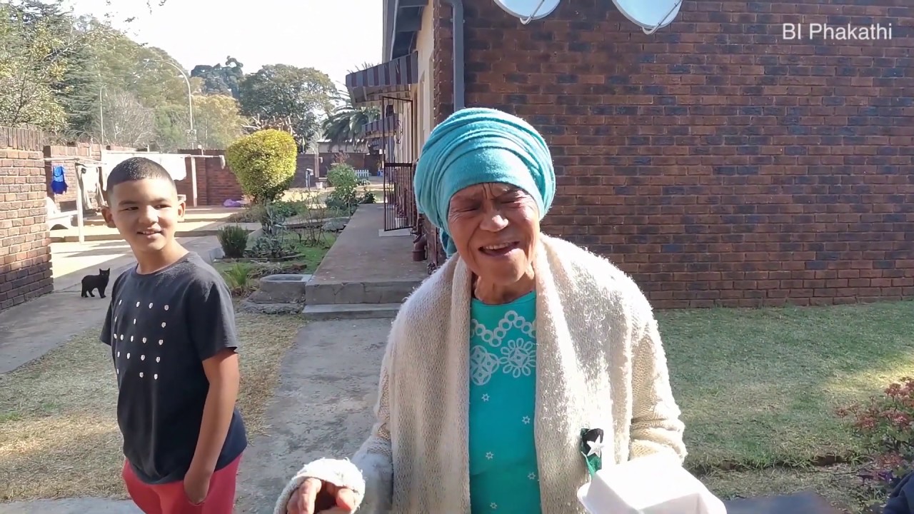 Giving food to the Jan Hofmeyr community with amazing aunty Yola