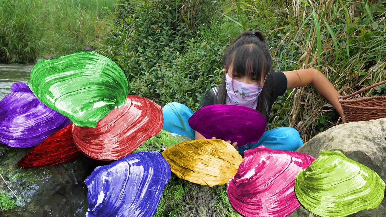Wow, wow, the girl found a giant clam in the river, and inside it was a shining treasure