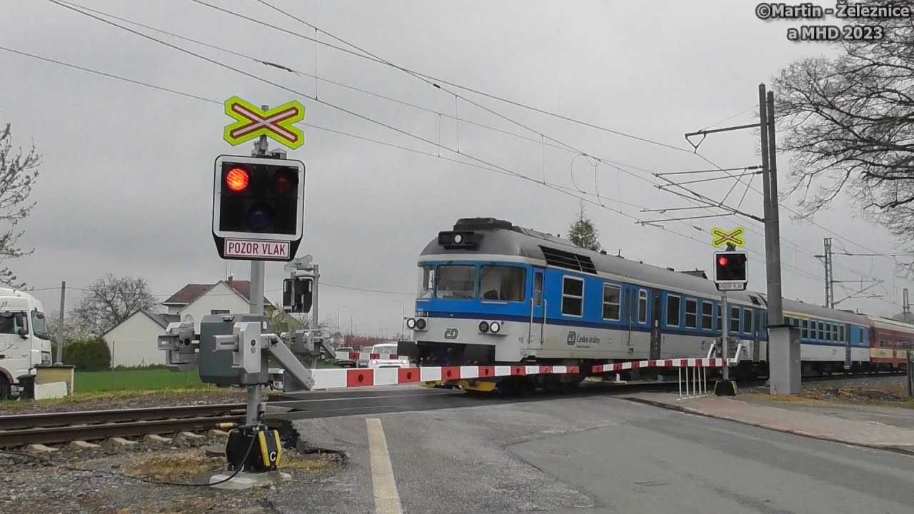 železniční přejezd Jaroměř-Jezbiny - P5225 / 29.04.2023 / Czech railroad crossing