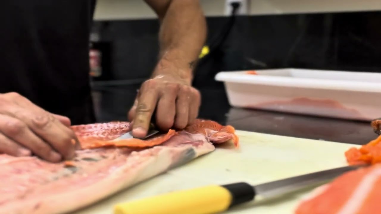 Peixe + faca + sushiman = terapia #sushi #cozinha #fyp 