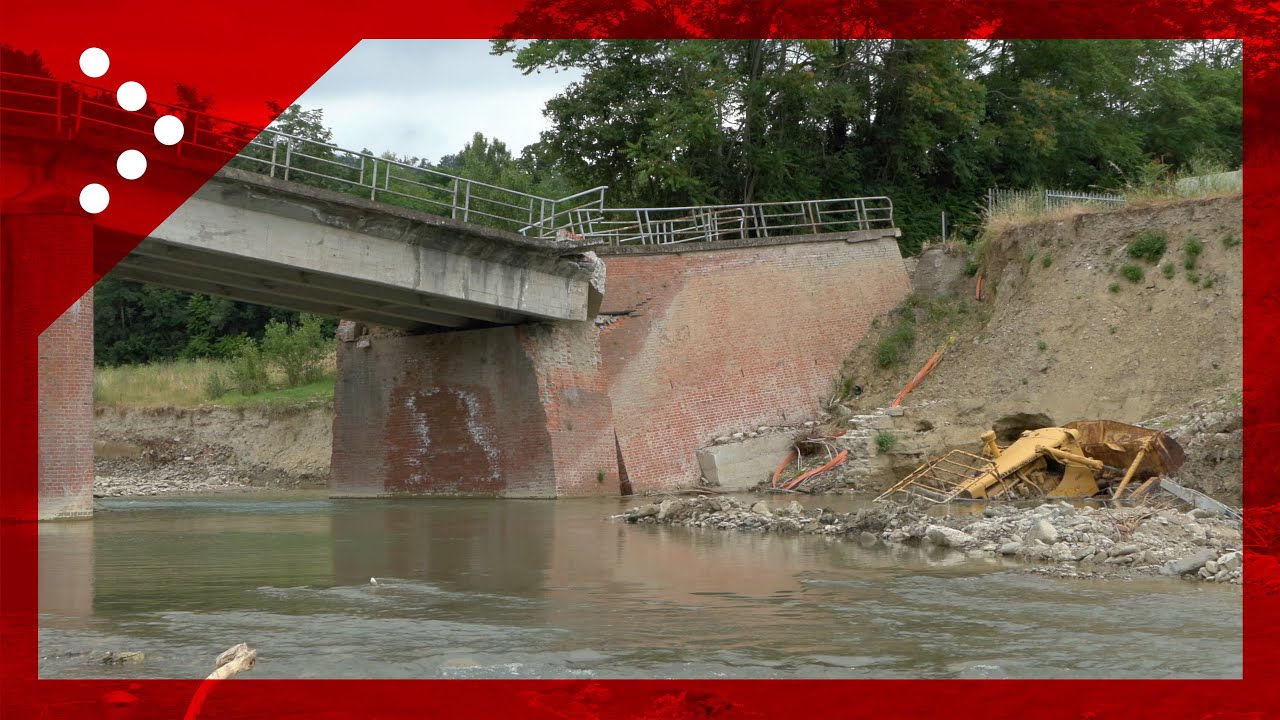 Modigliana ad oltre 40 giorni dall'alluvione: escavatore semi-sommerso vicino ad un ponte crollato