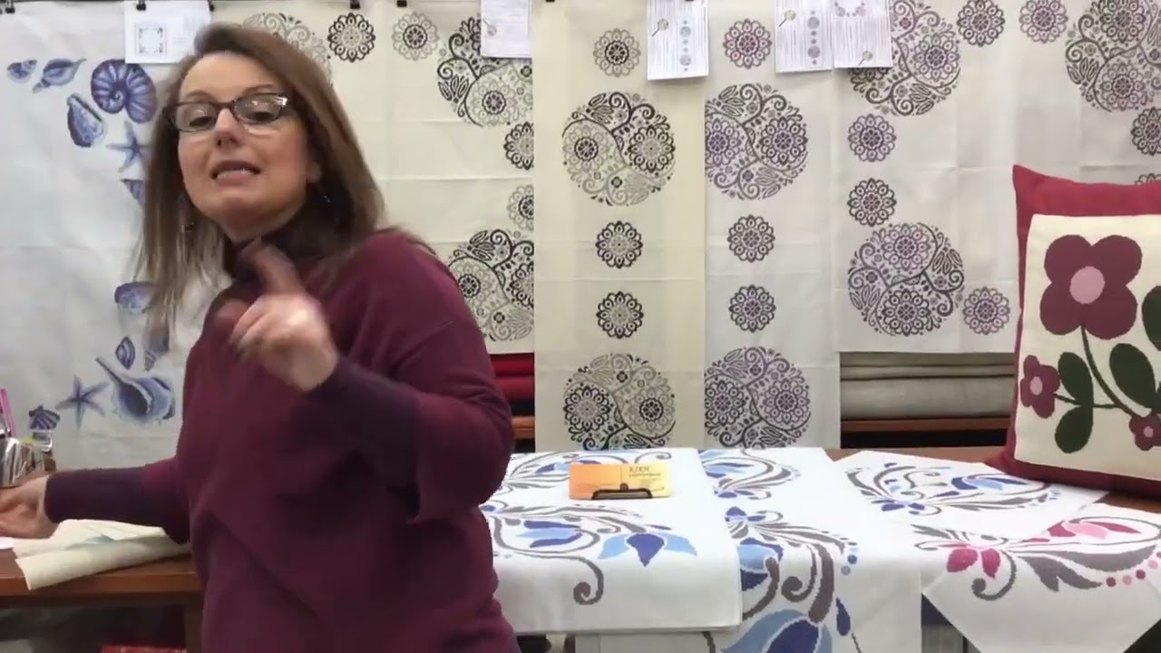 Σταμπωτά σε ιταμιν Πόντσα σε εκρού ασημί.