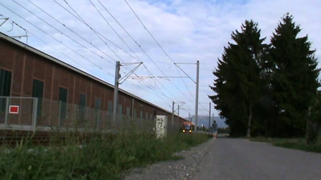 Eine RNV Variobahn (RNV6) in Edingen auf der OEG Linie 5