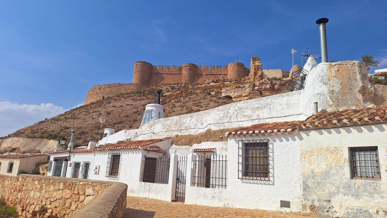 Chinchilla, la sorprendente villa monumental, sus casas cueva, el castillo y la muralla (Albacete)