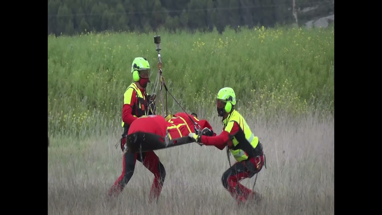 Bomberos de Navarra GRT y helicóptero LEYRE2 operando con grúa de rescate