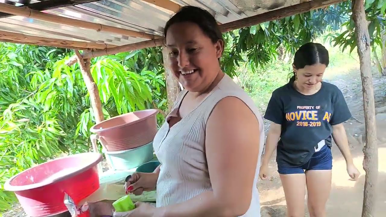preparando unos ricos pepinos con takis 