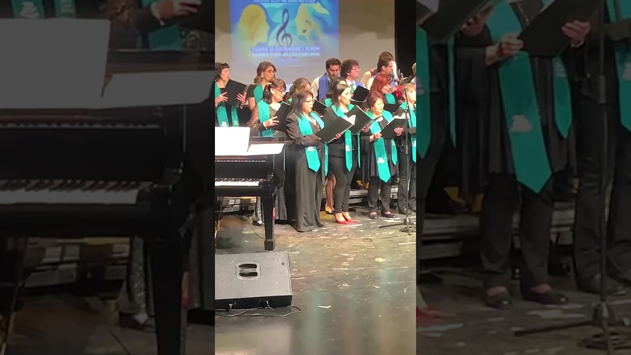 Eres tú, con nuestro coro. 