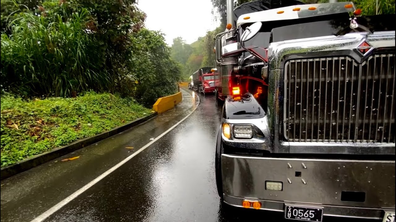 Aguacero impresionante en la línea ocasionó momentos de preocupación 😱Una Tractomula botó la carga 😲