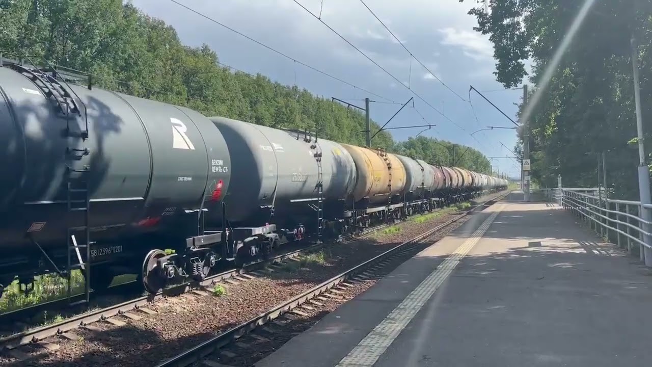Остановился! Электровоз 2ЭС5К-444 С Наливными Цистернами На Станции Окская