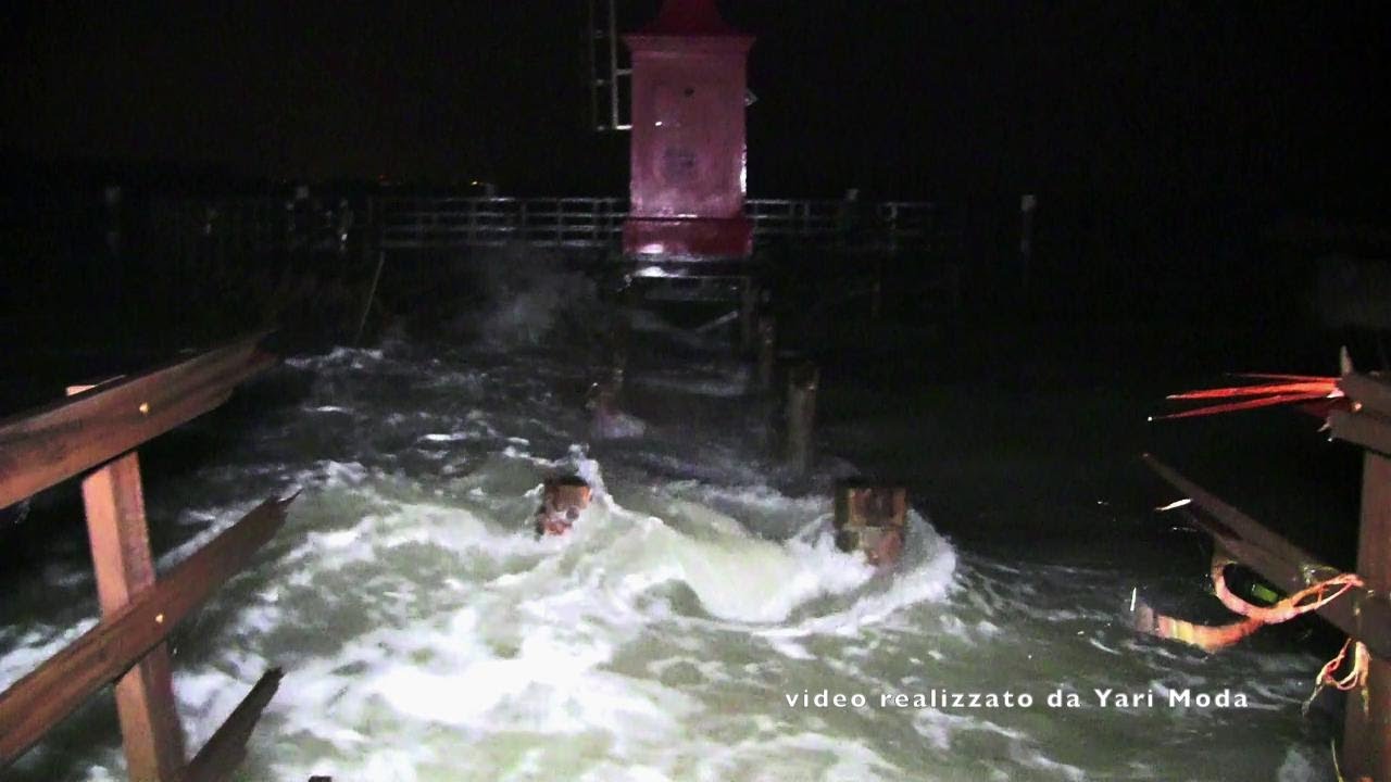 Lignano, crolla parte del pontile  del Faro rosso