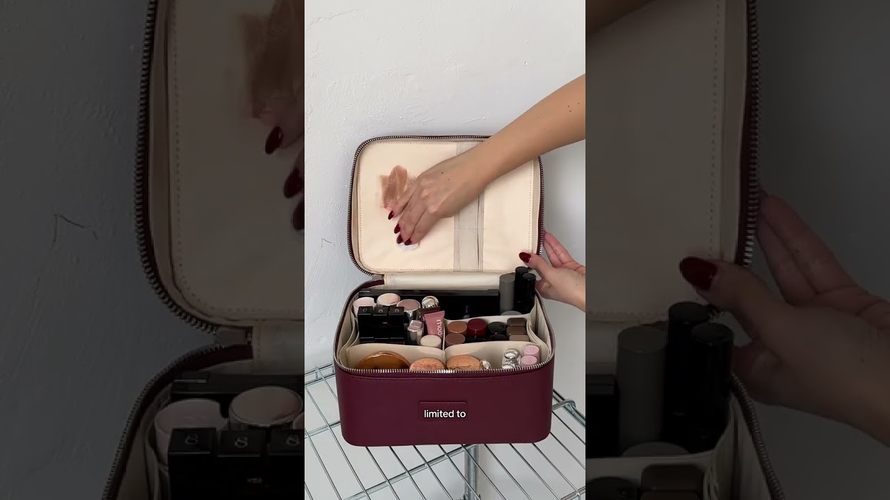 A makeup bag that has an easy-to-clean lining? We got you! 🙂&zwj;↕️ | ETOILE | Vanity Case