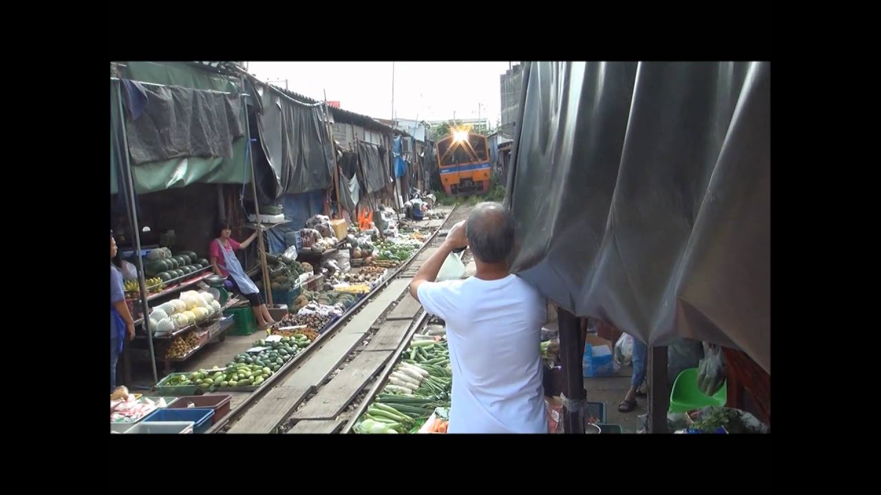 รถไฟชนมะเขือปลิว ณ ตลาดร่มหุบ