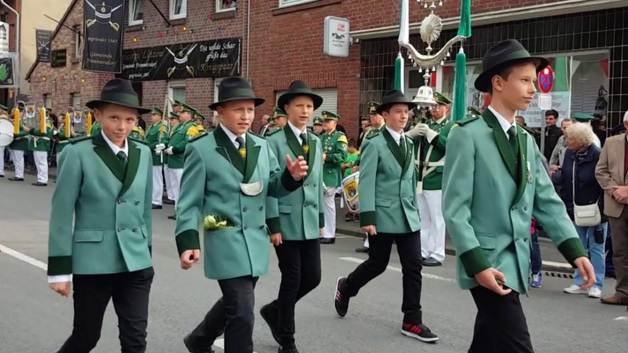 Sonntags-Parade auf dem Schützenfest in Frimmersdorf 2015