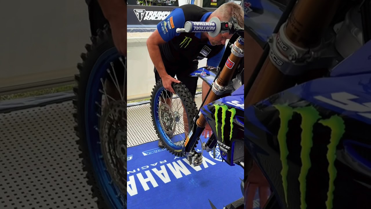 Freshly serviced KYB forks going in Jago Geerts' #YZ450F in Loket!