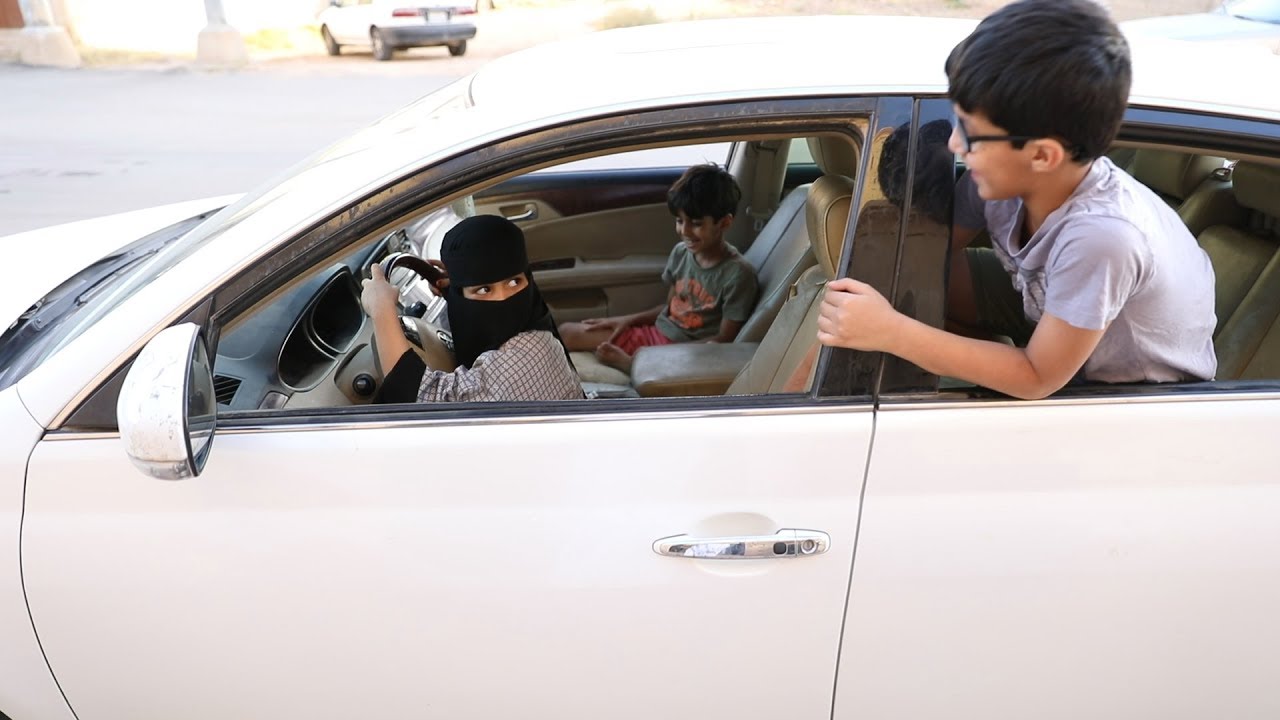 السواقه لانا ههههه /قيادة المرأه مع اخوانها