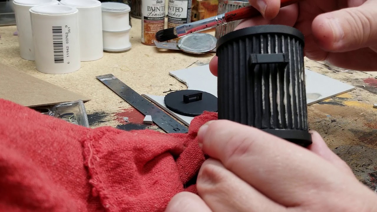 Painting and weathering a trash can for dioramas