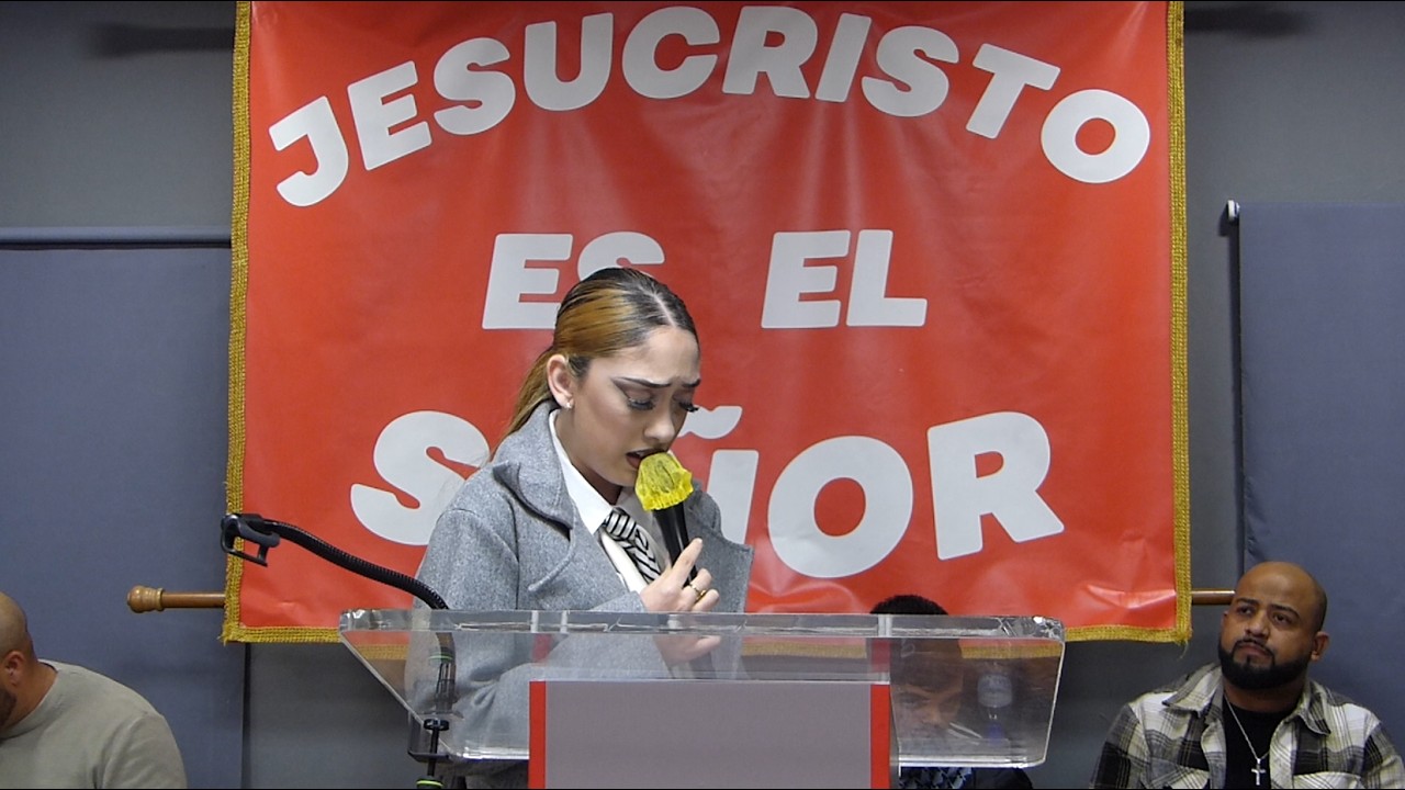 HNA. RAQUEL  /    EN LA IGLESIA DE OLIVA   - ALABANZA