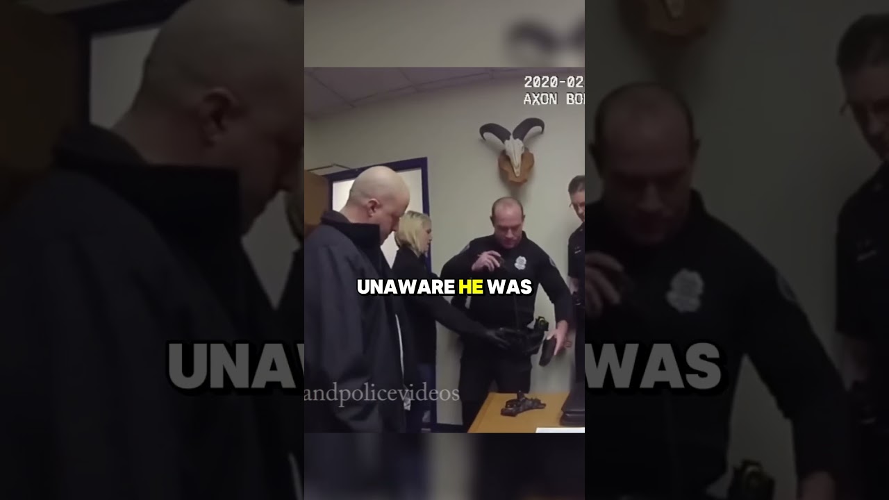 Полицейского арестовали при исполнении служебных обязанностей и отрезали ему форму.
