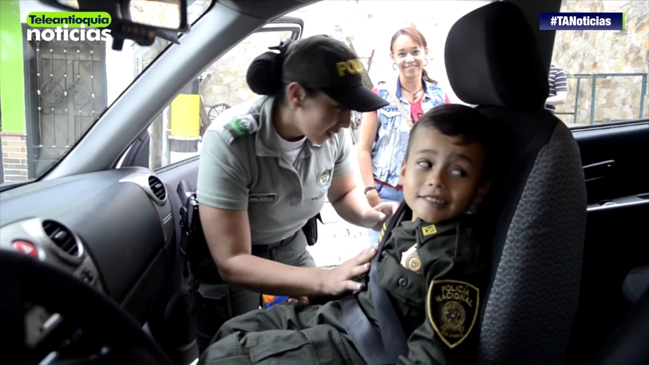 Niño que sufre de atrofia muscular cumple su sueño de ser policía por un día en Fredonia