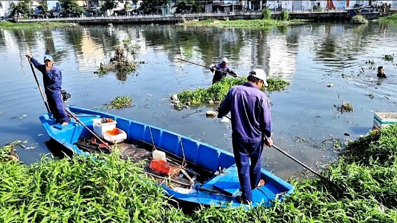 Cleaning the dirtiest river in Saigon, Vietnam.dọn rác kênh đôi