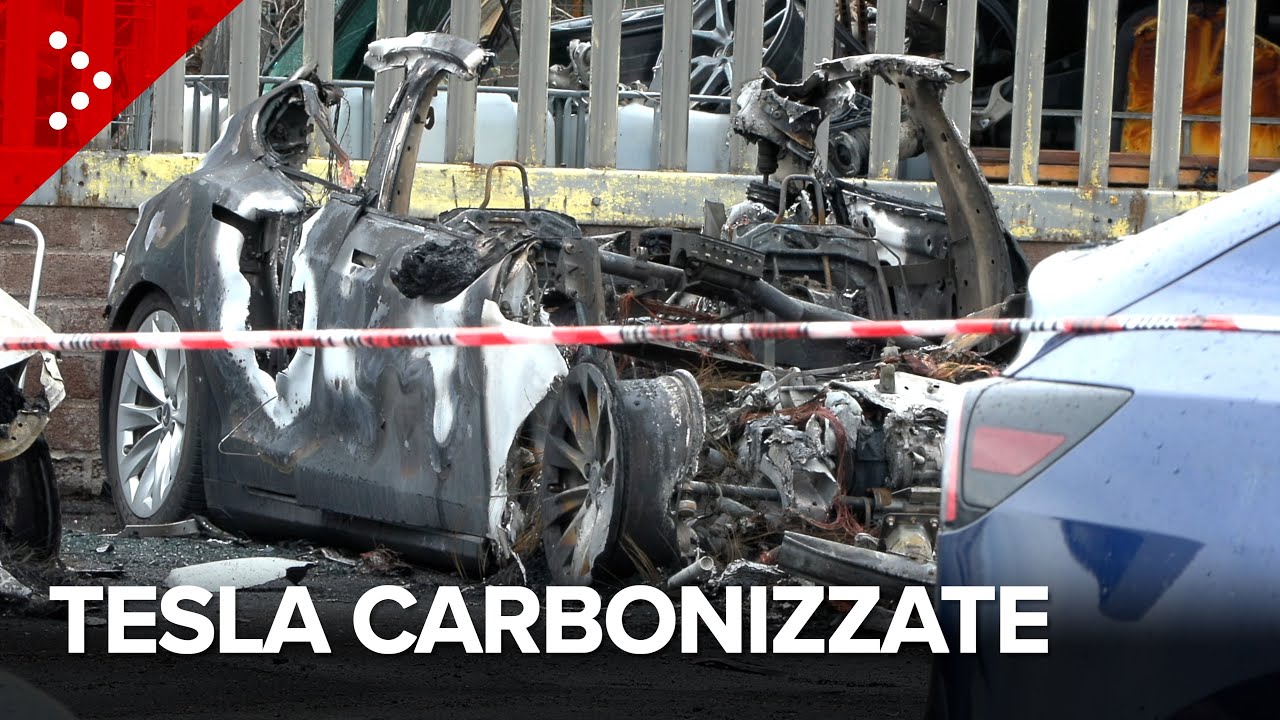 Roma, incendio in una concessionaria Tesla: auto carbonizzate e distrutte dalle fiamme