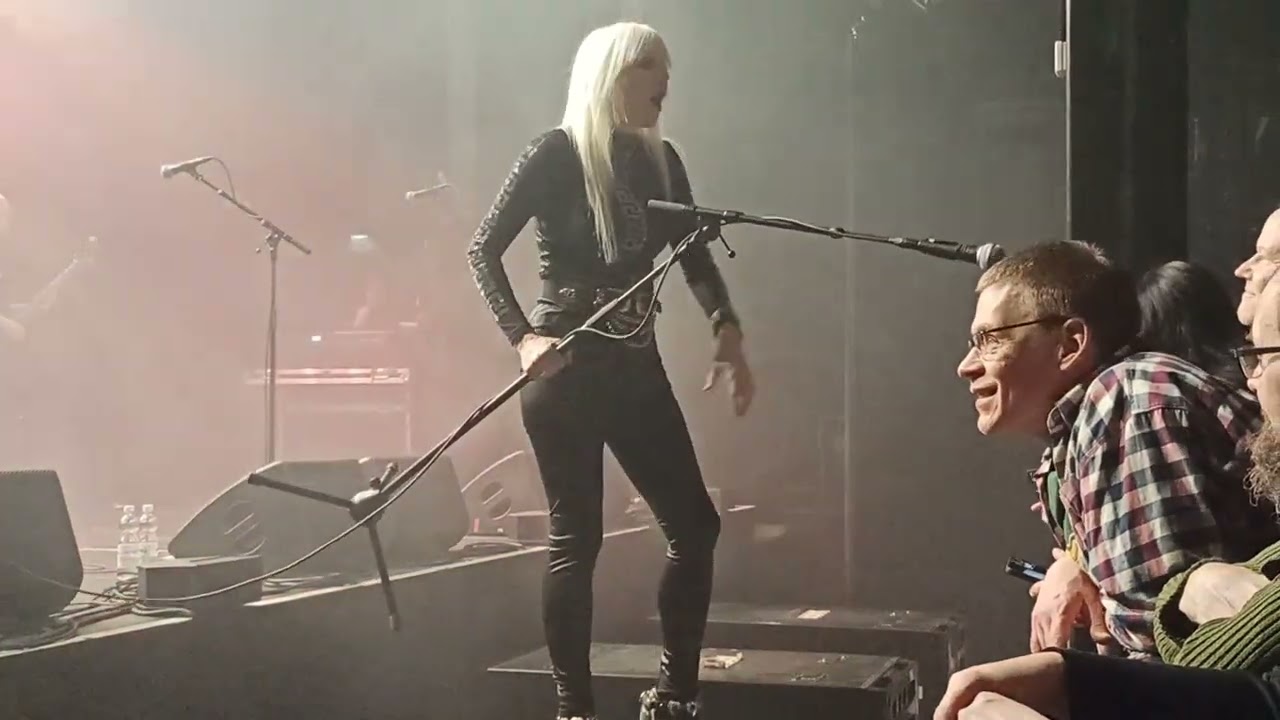 Täyspitkä Girlschool 20.11.2025 Tampere Tavara-asema