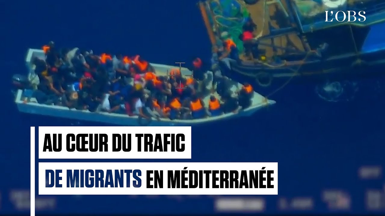 Des passeurs film&eacute;s en train de d&eacute;barquer des migrants sur un canot en M&eacute;diterran&eacute;e