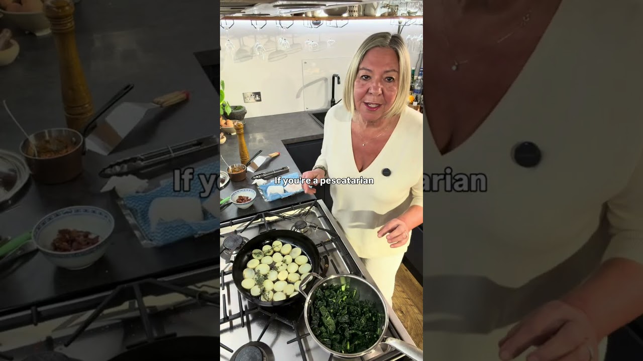 Рыба, соус ромеско и черная капуста