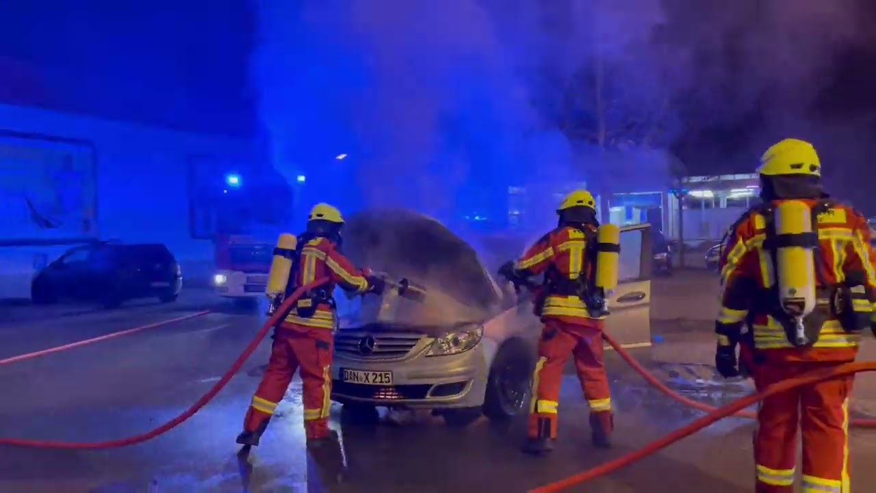 Mercedes brennt in Bückeburg