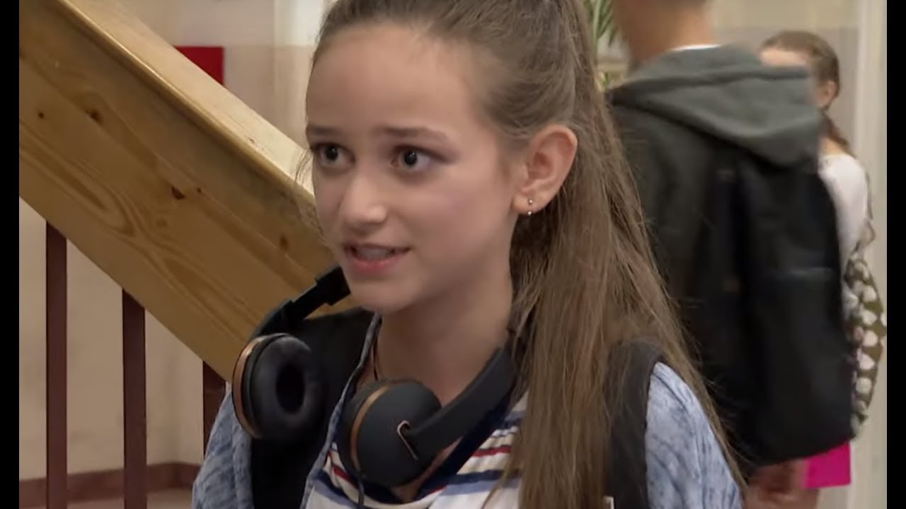 Widząc przyjaciela z inną dziewczyną żałowała, że dała mu kosza [Szkoła odc. 657]