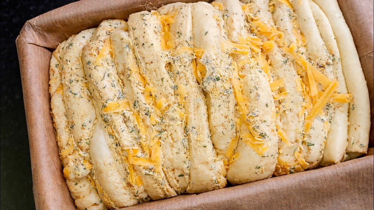 DELICIOUS Cheesy Garlic Pull Apart Bread