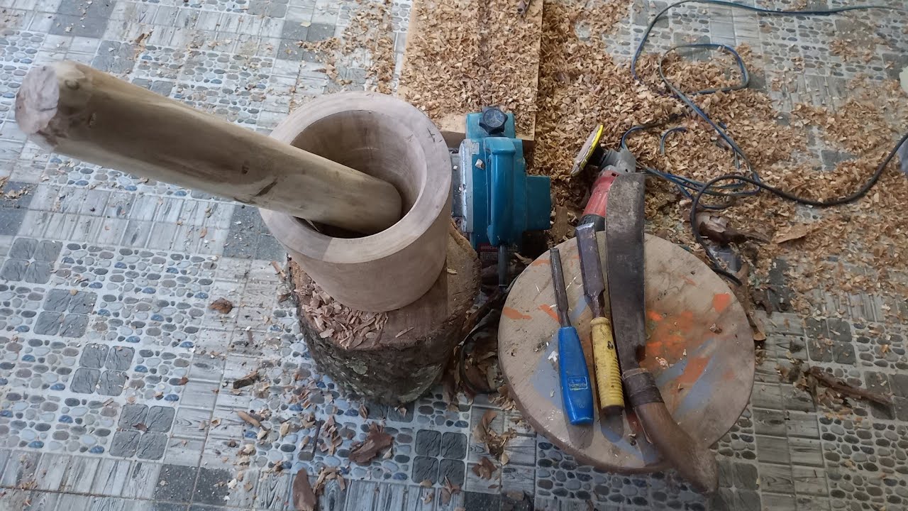 Membuat lumpang/lesung dari kayu cengkeh