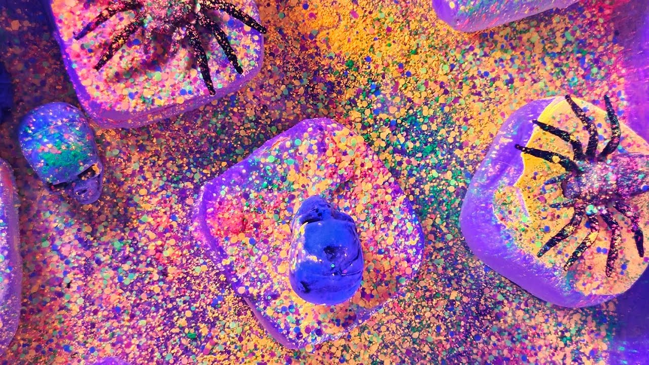 Halloween crush 🕷💀 #asmr #gymchalk #satisfying #glow-in-the-dark #blacklight 