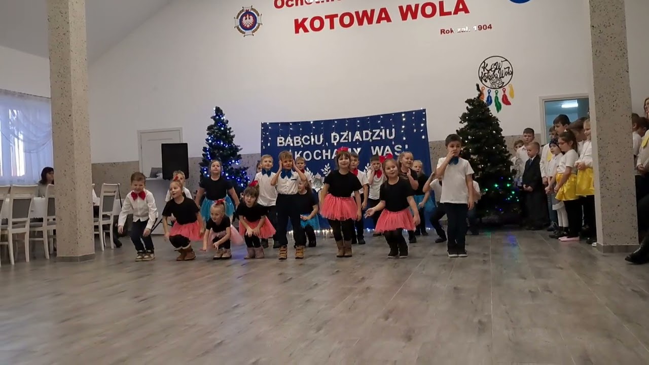 Orkiestry dęte w wykonaniu klasy 0 i 1. Dzień Babci i Dziadka.