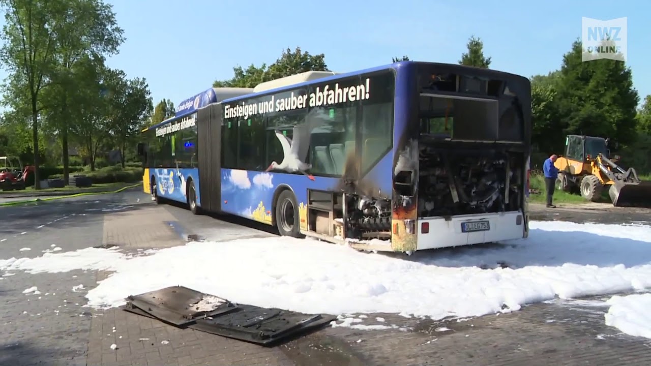 Linienbus gerät kurz nach Abfahrt in Brand