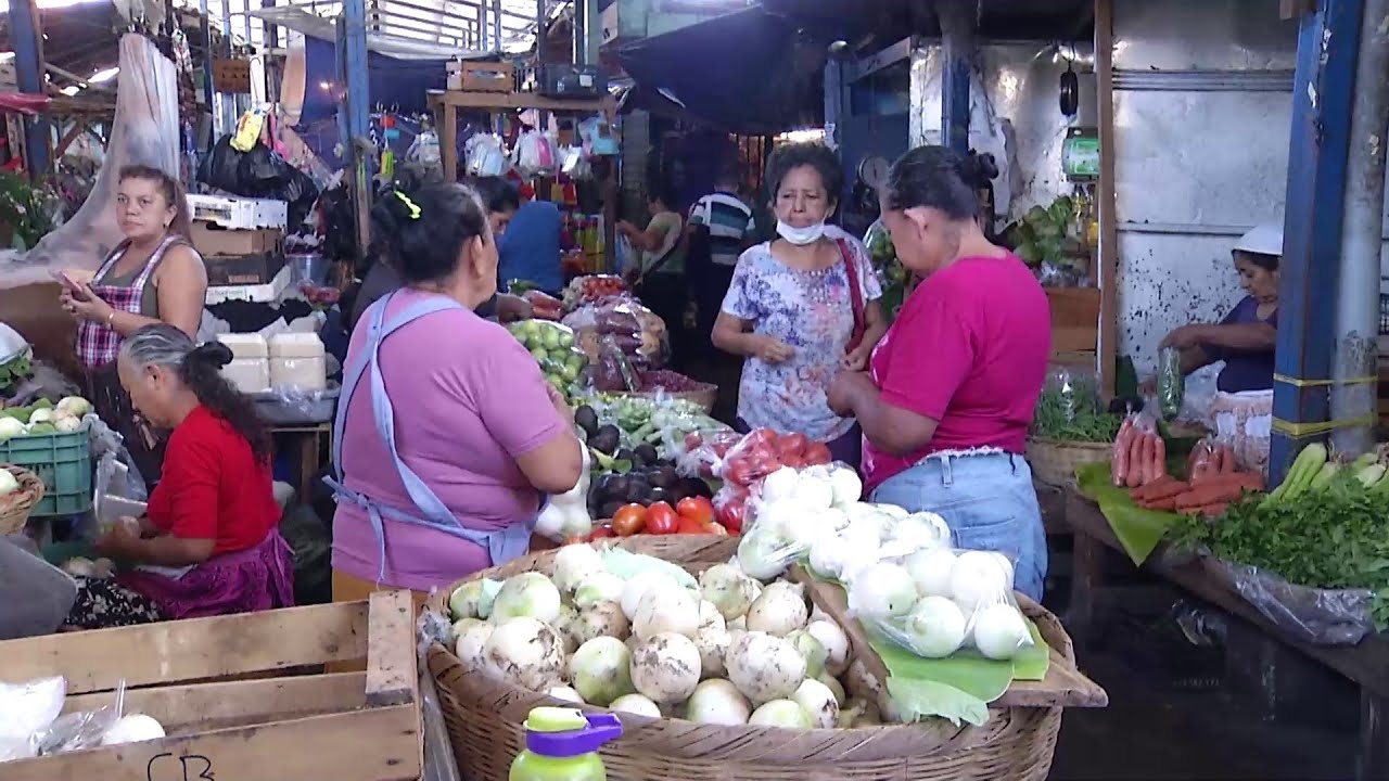 Precios de frutas y verduras en mercado de Soyapango