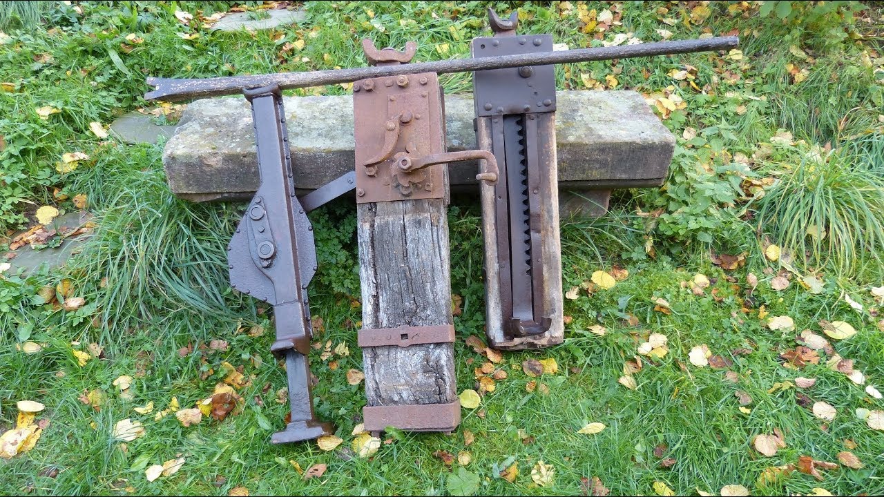 Sandsteinsäule eingraben: Zahnstangenwinde, Stockwinde und Brechstange, Rack pinion jack