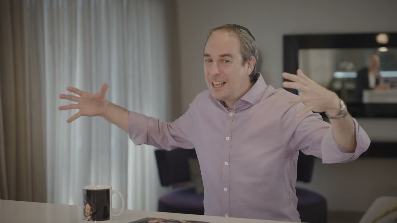 בסלון של עמירן והפעם עם המעבד והיוצר עדי לאון,  בשיחת חיזוק ואמונה מוזיקה ומה שביניהם.