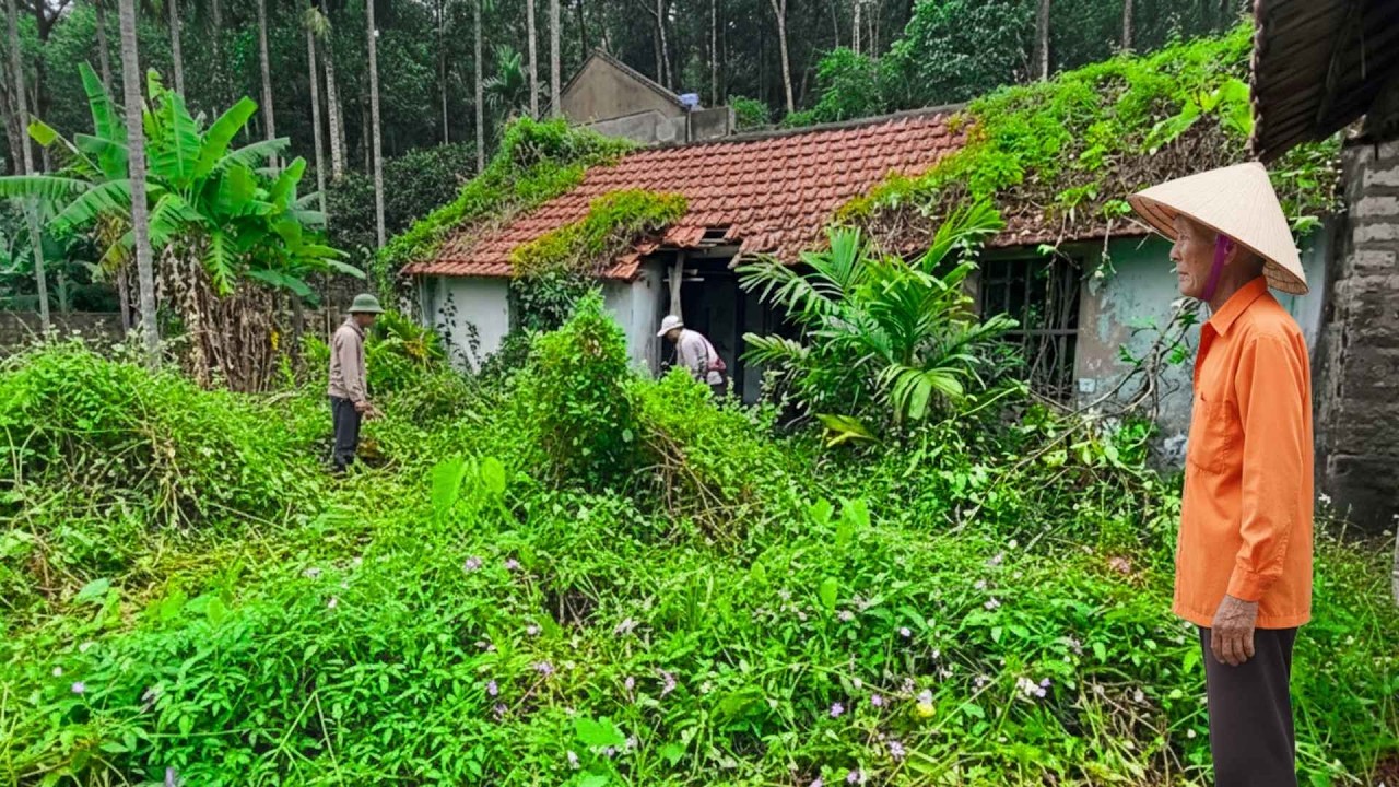 An 80-year-old man returns home after 60 years abroad - Clearing away memories.