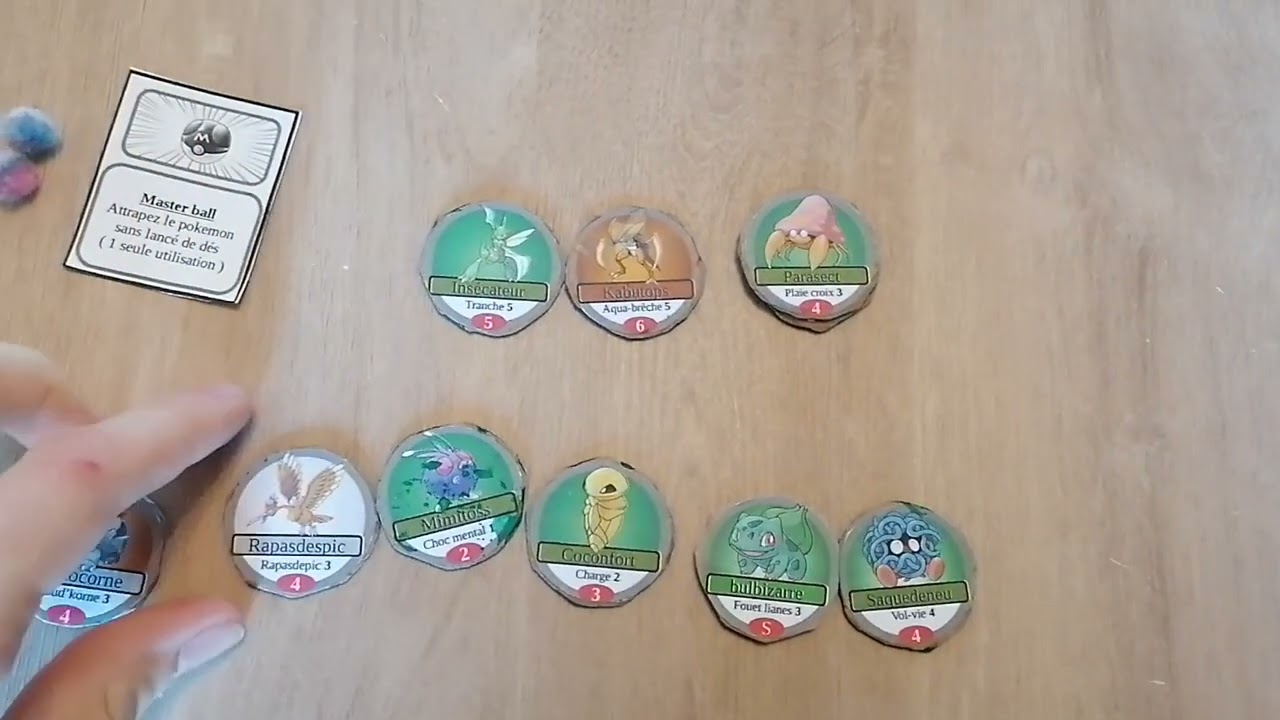 je joue au jeux de société pokemon que j'ai inventé avec mon petit frère