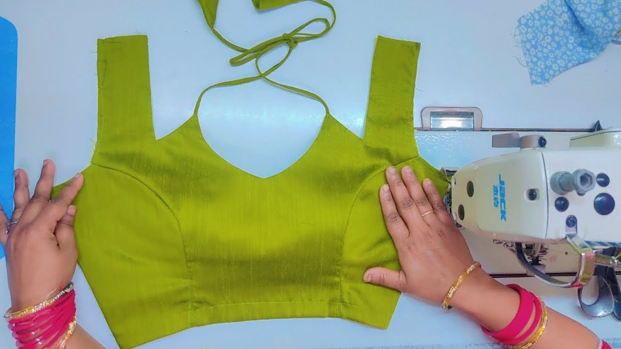 Trending front neck blouse ka design फ्रंट आगे का भाग का ब्लाउज का डिजाइन 