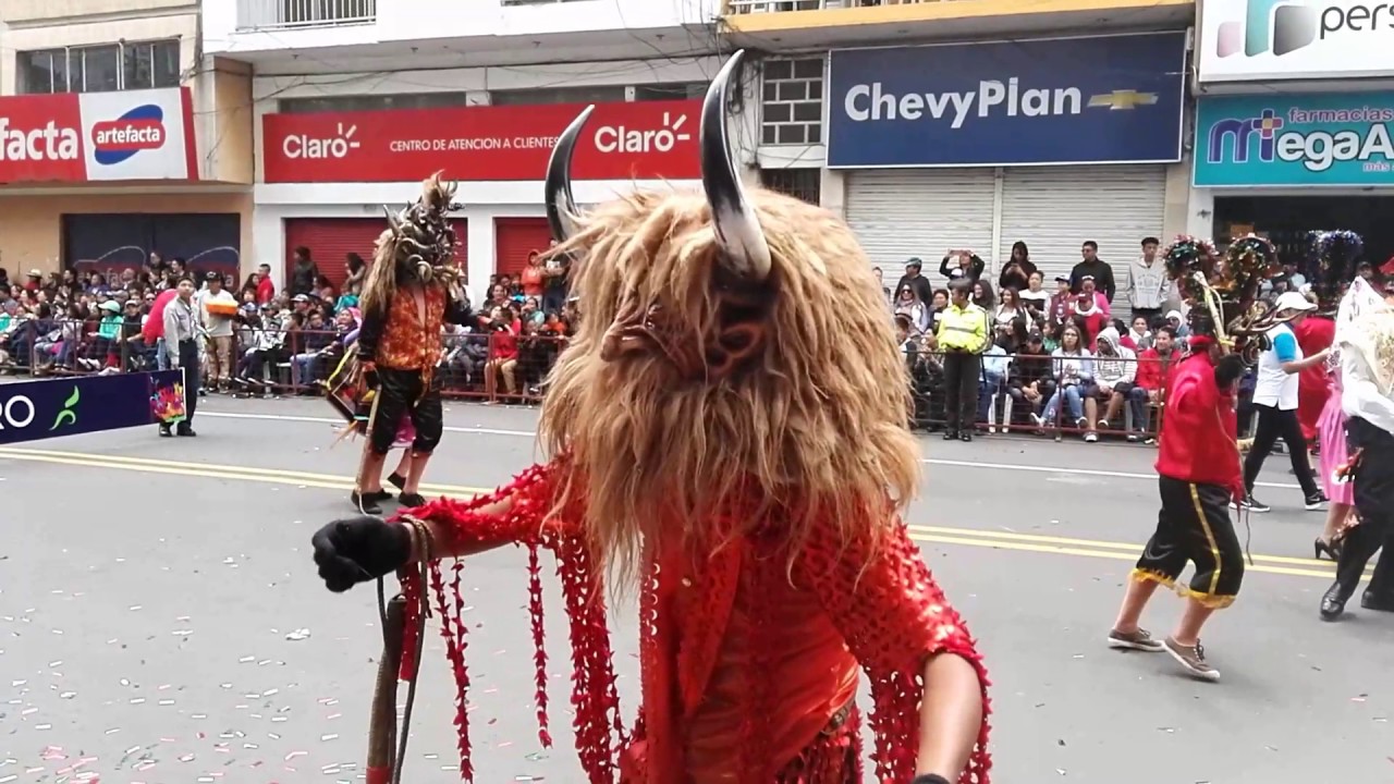 Díablada de Pillaro en desfile de Ambato