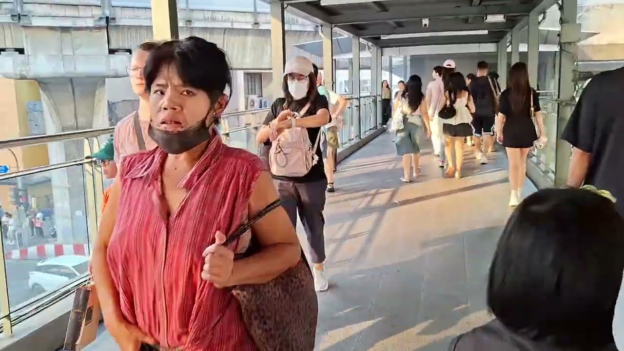เอาไม่หยุดฉุดไม่อยู่จริงๆสกายวอล์คแยกราชประสงค์แทบหักนักท่องเที่ยวชาวต่างชาติแห่กันมาอย่างไม่ขาดสาย