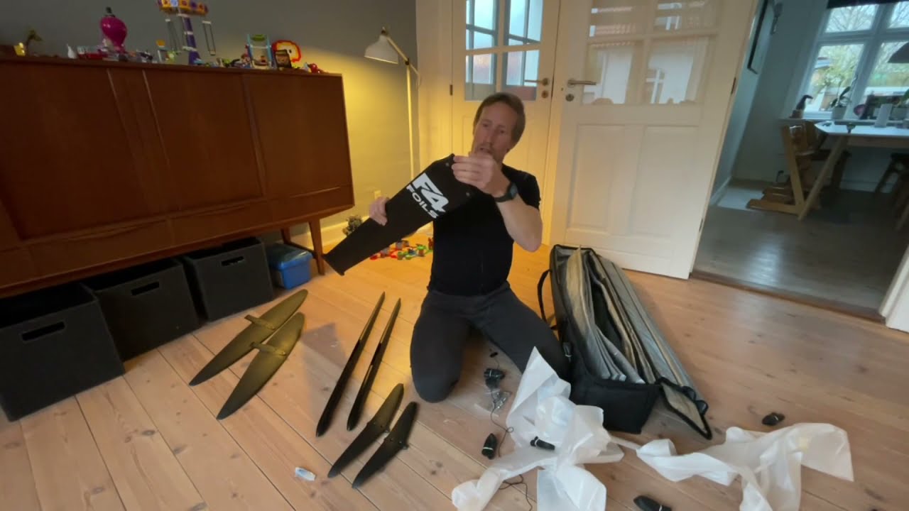 Unboxing F4 slalom bundle and comparing with the Starboard IQ-foil