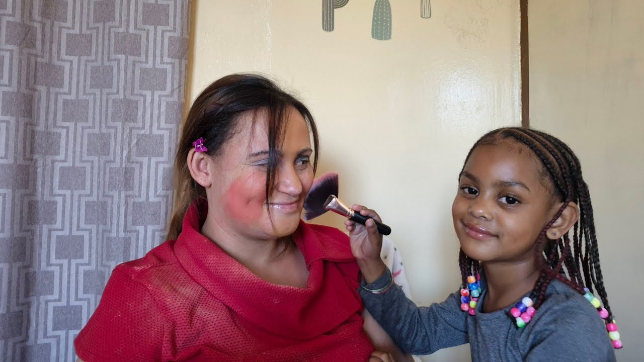 RELAXING - My 5 year old niece does my makeup and hair // Cute makeup application